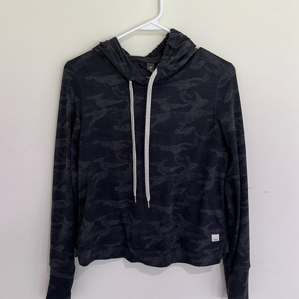 Vuori cropped camo hoodie